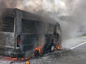 Minibus Terbakar di KM 613 Tol Ngawi ke Kertosono