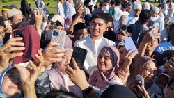 Momen Duta Sheila On 7 Diserbu Jemaah Usai Salat Id di Lapangan Ganjuran