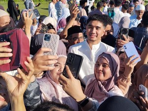 Momen Duta Sheila On 7 Diserbu Jemaah Usai Salat Id di Lapangan Ganjuran