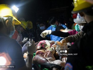 Dramatis! Penyelamatan Wanita yang Tertimpa Reruntuhan Hotel di Myanmar