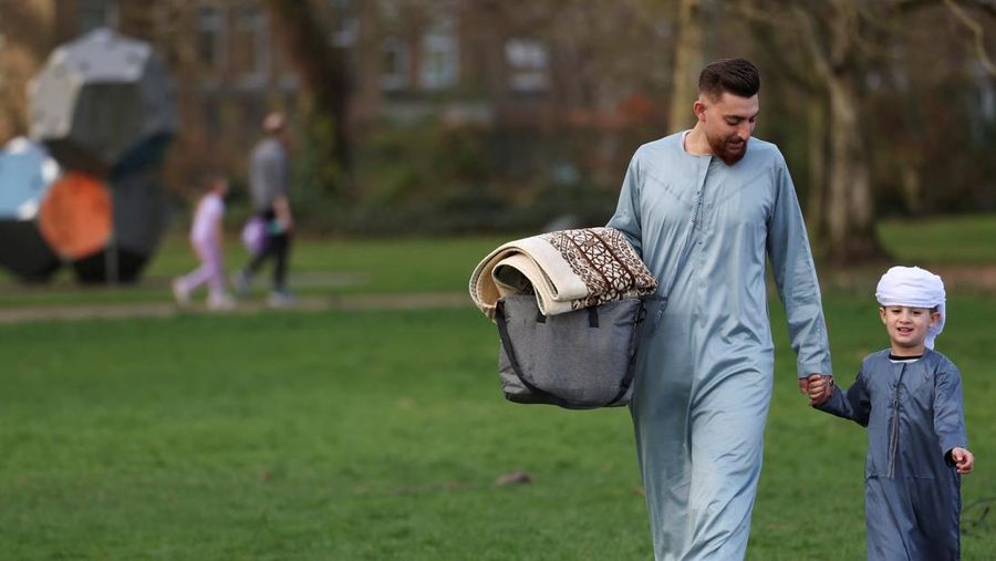 Orang-orang tiba untuk salat Idul Fitri, yang menandai berakhirnya bulan puasa Ramadan, di Acton Park, London, Inggris, 30 Maret 2025. (REUTERS/Sodiq Adelakun)