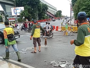 Sampah Alas Salat Id di Sekitar Masjid Agung Sulit Dibersihkan Imbas Hujan