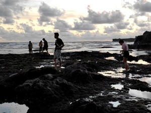 Turis Menikmati Pesona Eksotis Karang Hitam Pantai Cemagi Saat Idul Fitri