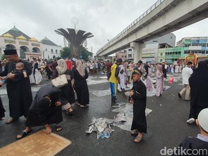 Video: Sampah Koran Berserakan Dekat Jembatan Ampera Setelah Salat Id Digelar
