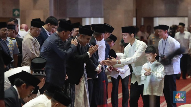 Presiden Prabowo Subianto dan Wakil Presiden Gibran Rakabuming Raka melaksanakan Salat Idul Fitri 1446 H di Masjid Istiqlal, Jakarta, Senin (31/3/2025). (վ/Muhammad Sabki)