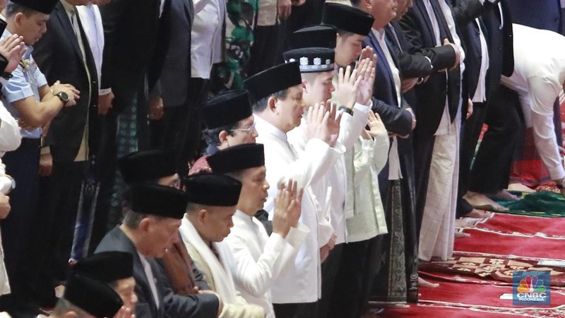 Presiden Prabowo Subianto dan Wakil Presiden Gibran Rakabuming Raka melaksanakan Salat Idul Fitri 1446 H di Masjid Istiqlal, Jakarta, Senin (31/3/2025). (վ/Muhammad Sabki)