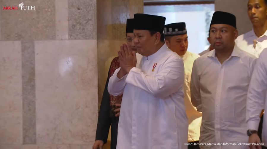 Presiden Prabowo Subianto tiba jelang melaksanakan Salat Idul Fitri 1446 H di Masjid Istiqlal, Jakarta, Senin (31/3/2025). (Tangkapan Layar Youtube Sekretariat Presiden)