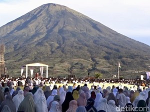 Salat Id Disuguhi Agungnya Panorama Sindoro-Sumbing di Garung Wonosobo