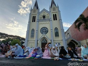 Halaman Gereja Ini Setiap Tahun Digunakan untuk Salat Id