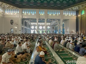 Khusyuknya Puluhan Ribu Jemaah Salat Id di Masjid Al Akbar Surabaya