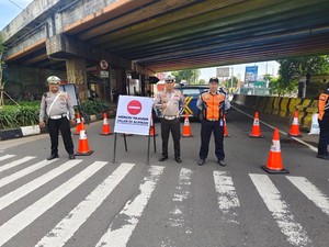 Ramai Peziarah, Lalin Menuju TPU Tanah Kusir Dialihkan