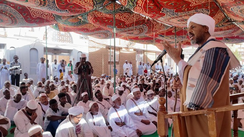 Umat muslim menjalankan ibadah solat ied di kawasan Masjid Istiqlal, Jakarta, Senin (31/3/2025). (CNBC Indonesia/Muhammad Sabki)