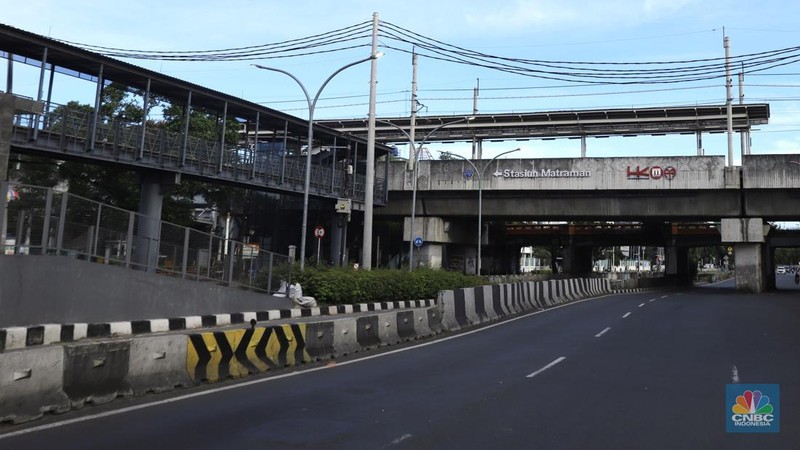 Suasana sepi di Jalan Gatot Subroto, Jakarta, Senin (31/3/2025). (CNBC Indonesia/Muhammad Sabki)
