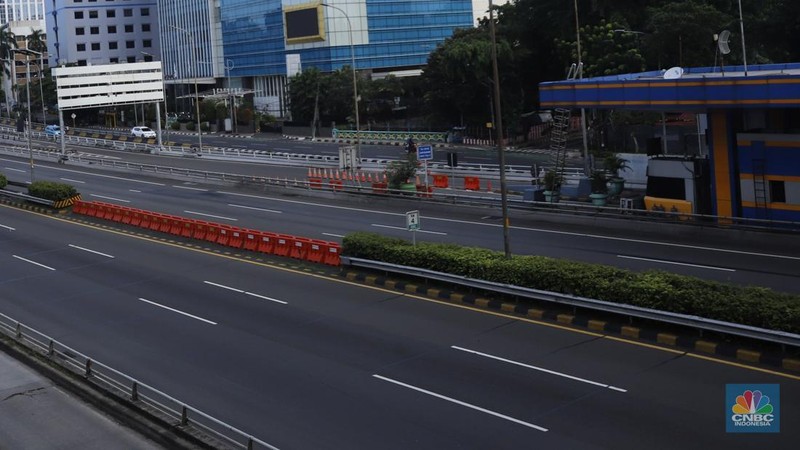 Suasana sepi di Jalan Gatot Subroto, Jakarta, Senin (31/3/2025). (CNBC Indonesia/Muhammad Sabki)
