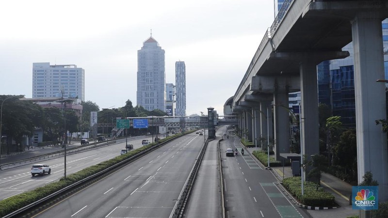 Suasana sepi di Jalan Gatot Subroto, Jakarta, Senin (31/3/2025). (CNBC Indonesia/Muhammad Sabki)