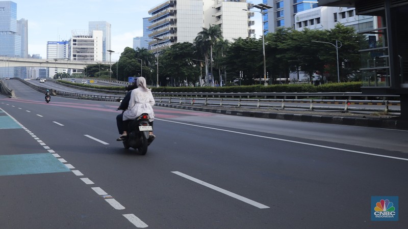 Suasana sepi di Jalan Gatot Subroto, Jakarta, Senin (31/3/2025). Suasana sepi di Jalan Gatot Subroto, Jakarta, Senin (31/3/2025). (CNBC Indonesia/Muhammad Sabki)