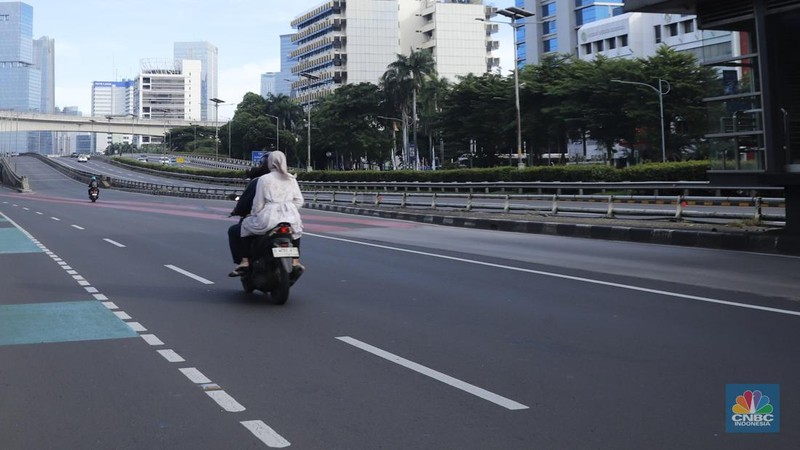 Suasana sepi di Jalan Gatot Subroto, Jakarta, Senin (31/3/2025). (CNBC Indonesia/Muhammad Sabki)