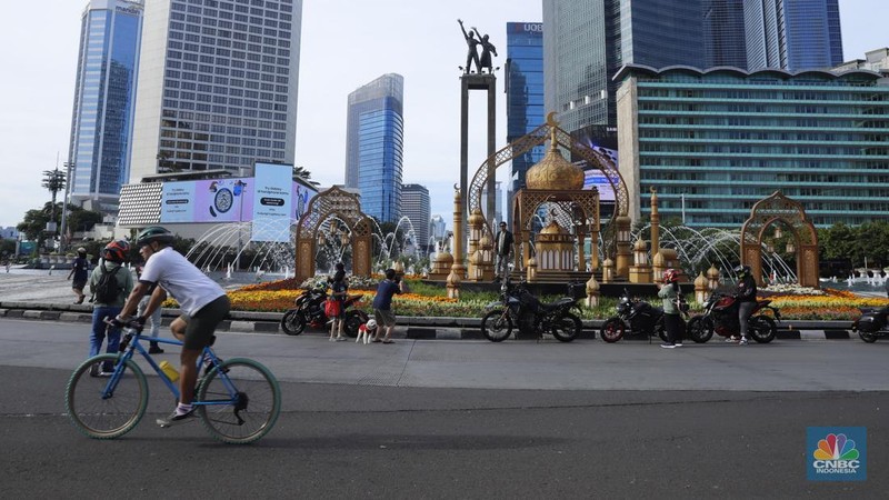 Suasana sepi di Jalan Gatot Subroto, Jakarta, Senin (31/3/2025). (CNBC Indonesia/Muhammad Sabki)