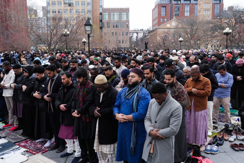 Umat muslim menjalankan ibadah solat ied di kawasan Masjid Istiqlal, Jakarta, Senin (31/3/2025). Umat muslim menjalankan ibadah solat ied di kawasan Masjid Istiqlal, Jakarta, Senin (31/3/2025). (CNBC Indonesia/Muhammad Sabki)
