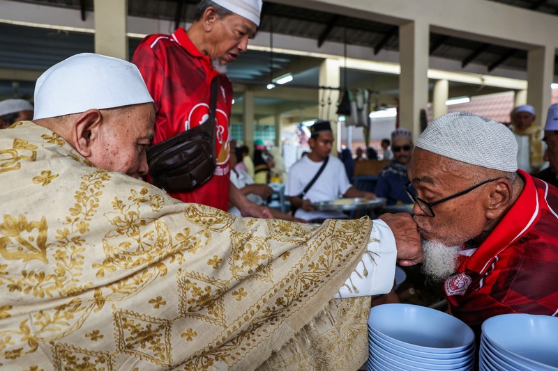 Umat muslim menjalankan ibadah solat ied di kawasan Masjid Istiqlal, Jakarta, Senin (31/3/2025). Umat muslim menjalankan ibadah solat ied di kawasan Masjid Istiqlal, Jakarta, Senin (31/3/2025). (CNBC Indonesia/Muhammad Sabki)