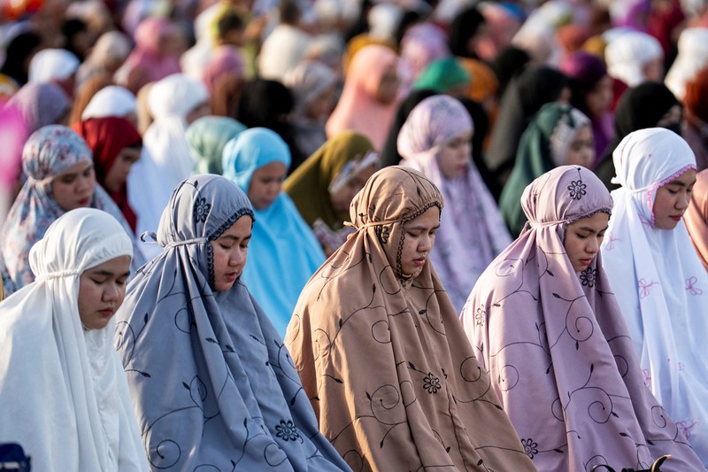 Umat muslim menjalankan ibadah solat ied di kawasan Masjid Istiqlal, Jakarta, Senin (31/3/2025). Umat muslim menjalankan ibadah solat ied di kawasan Masjid Istiqlal, Jakarta, Senin (31/3/2025). (CNBC Indonesia/Muhammad Sabki)
