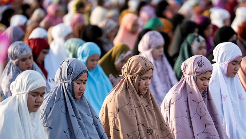 Umat muslim menjalankan ibadah solat ied di kawasan Masjid Istiqlal, Jakarta, Senin (31/3/2025). (CNBC Indonesia/Muhammad Sabki)