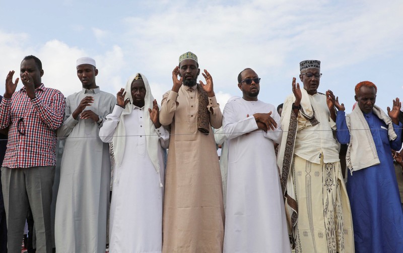 Umat muslim menjalankan ibadah solat ied di kawasan Masjid Istiqlal, Jakarta, Senin (31/3/2025). Umat muslim menjalankan ibadah solat ied di kawasan Masjid Istiqlal, Jakarta, Senin (31/3/2025). (CNBC Indonesia/Muhammad Sabki)