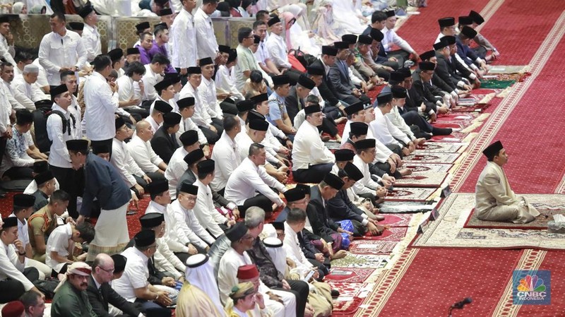 Presiden Prabowo Subianto dan Wakil Presiden Gibran Rakabuming Raka melaksanakan Salat Idul Fitri 1446 H di Masjid Istiqlal, Jakarta, Senin (31/3/2025). (վ/Muhammad Sabki)