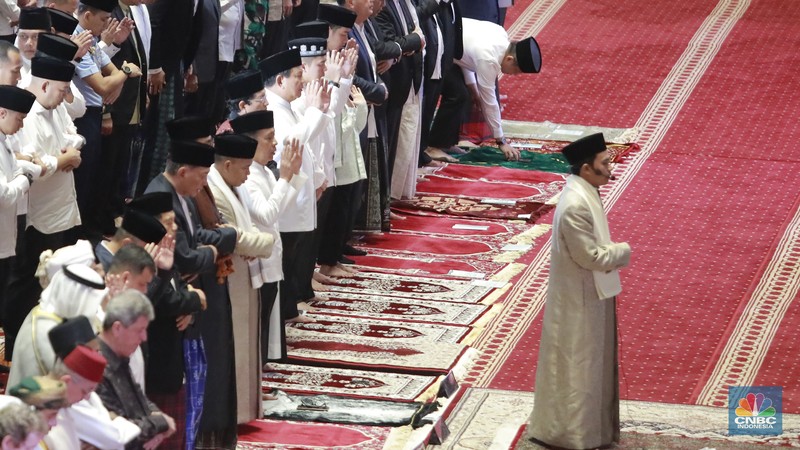Presiden Prabowo Subianto dan Wakil Presiden Gibran Rakabuming Raka melaksanakan Salat Idul Fitri 1446 H di Masjid Istiqlal, Jakarta, Senin (31/3/2025). (CNBC Indonesia/Muhammad Sabki)