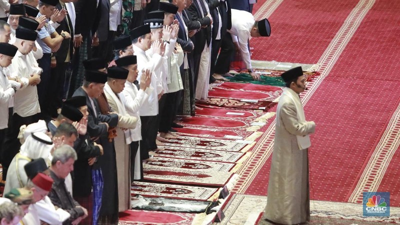 Presiden Prabowo Subianto dan Wakil Presiden Gibran Rakabuming Raka melaksanakan Salat Idul Fitri 1446 H di Masjid Istiqlal, Jakarta, Senin (31/3/2025). (վ/Muhammad Sabki)