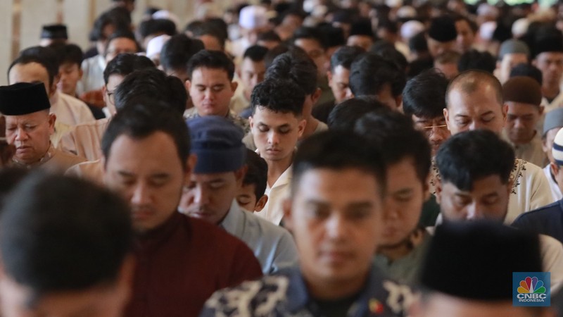 Presiden Prabowo Subianto dan Wakil Presiden Gibran Rakabuming Raka melaksanakan Salat Idul Fitri 1446 H di Masjid Istiqlal, Jakarta, Senin (31/3/2025). (CNBC Indonesia/Muhammad Sabki)