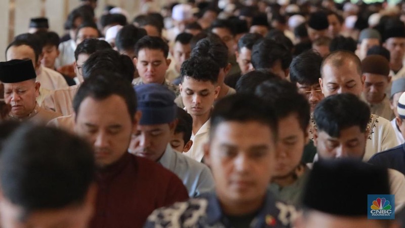 Presiden Prabowo Subianto dan Wakil Presiden Gibran Rakabuming Raka melaksanakan Salat Idul Fitri 1446 H di Masjid Istiqlal, Jakarta, Senin (31/3/2025). (վ/Muhammad Sabki)