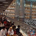 Umat muslim menjalankan ibadah solat ied di kawasan Masjid Istiqlal, Jakarta, Senin (31/3/2025). (CNBC Indonesia/Muhammad Sabki)