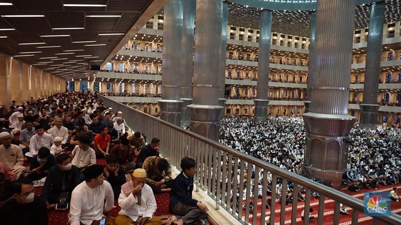 Presiden Prabowo Subianto dan Wakil Presiden Gibran Rakabuming Raka melaksanakan Salat Idul Fitri 1446 H di Masjid Istiqlal, Jakarta, Senin (31/3/2025). (վ/Muhammad Sabki)