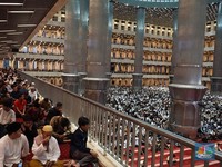 Umat muslim menjalankan ibadah solat ied di kawasan Masjid Istiqlal, Jakarta, Senin (31/3/2025). (CNBC Indonesia/Muhammad Sabki)