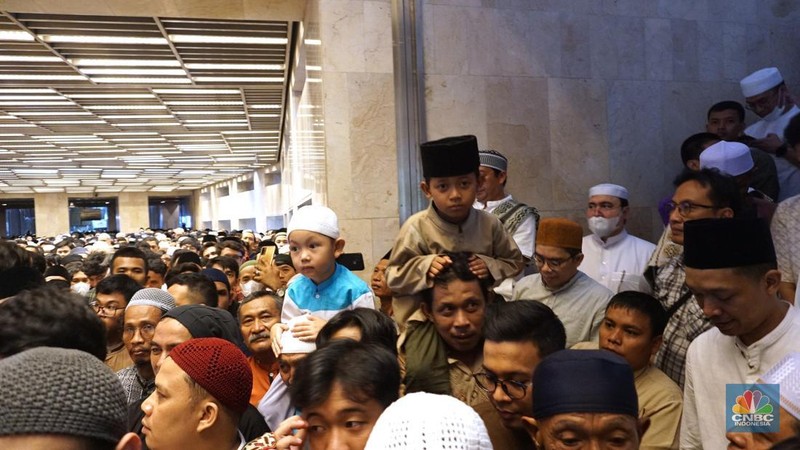 Presiden Prabowo Subianto dan Wakil Presiden Gibran Rakabuming Raka melaksanakan Salat Idul Fitri 1446 H di Masjid Istiqlal, Jakarta, Senin (31/3/2025). (վ/Muhammad Sabki)