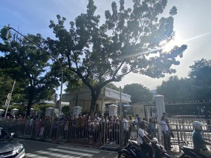 Antrean Warga Mengular Jelang Open House Perdana Prabowo di Istana Jakarta