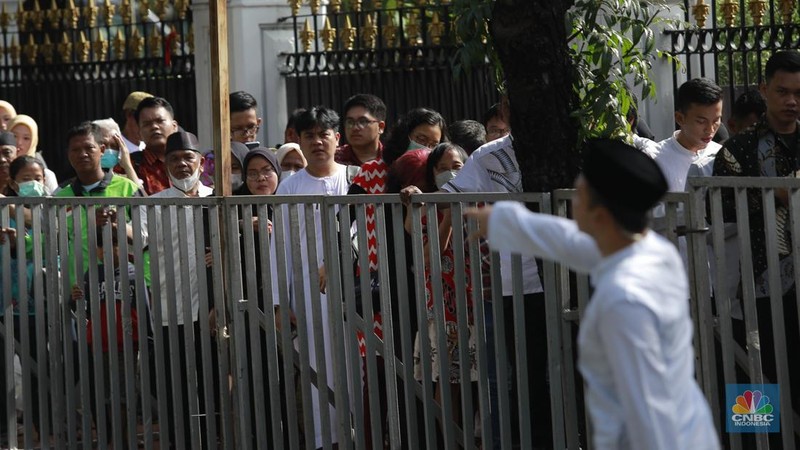 Warga antre untuk masuk Istana Negara di acara open house Lebaran 2025 Presiden Prabowo Subianto, Jakarta, Senin, (31/3/2025). (CNBC Indonesia/Muhammad Sabki)