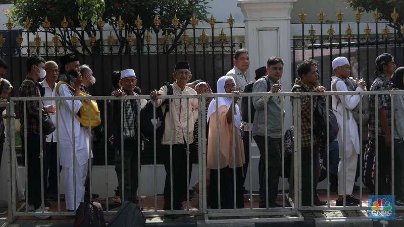 Warga antre untuk masuk Istana Negara di acara open house Lebaran 2025 Presiden Prabowo Subianto, Jakarta, Senin, (31/3/2025). Warga antre untuk masuk Istana Negara di acara open house Lebaran 2025 Presiden Prabowo Subianto, Jakarta, Senin, (31/3/2025). (CNBC Indonesia/Muhammad Sabki)