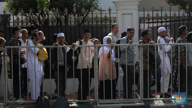 Warga antre untuk masuk Istana Negara di acara open house Lebaran 2025 Presiden Prabowo Subianto, Jakarta, Senin, (31/3/2025). (CNBC Indonesia/Muhammad Sabki)
