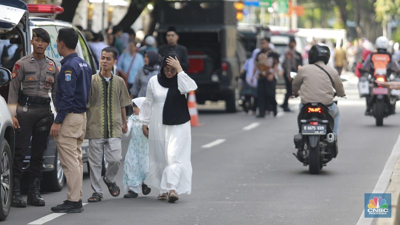 Warga antre untuk masuk Istana Negara di acara open house Lebaran 2025 Presiden Prabowo Subianto, Jakarta, Senin, (31/3/2025). (CNBC Indonesia/Muhammad Sabki)
