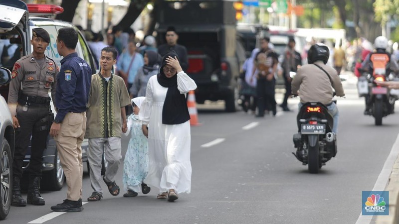 Warga antre untuk masuk Istana Negara di acara open house Lebaran 2025 Presiden Prabowo Subianto, Jakarta, Senin, (31/3/2025). (CNBC Indonesia/Muhammad Sabki)