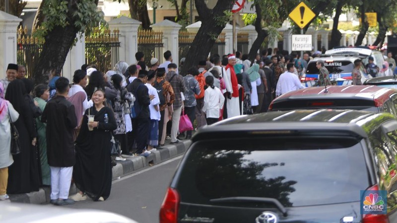 Warga antre untuk masuk Istana Negara di acara open house Lebaran 2025 Presiden Prabowo Subianto, Jakarta, Senin, (31/3/2025). (CNBC Indonesia/Muhammad Sabki)