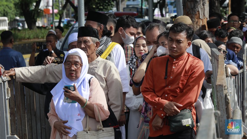Warga antre untuk masuk Istana Negara di acara open house Lebaran 2025 Presiden Prabowo Subianto, Jakarta, Senin, (31/3/2025). (CNBC Indonesia/Muhammad Sabki)