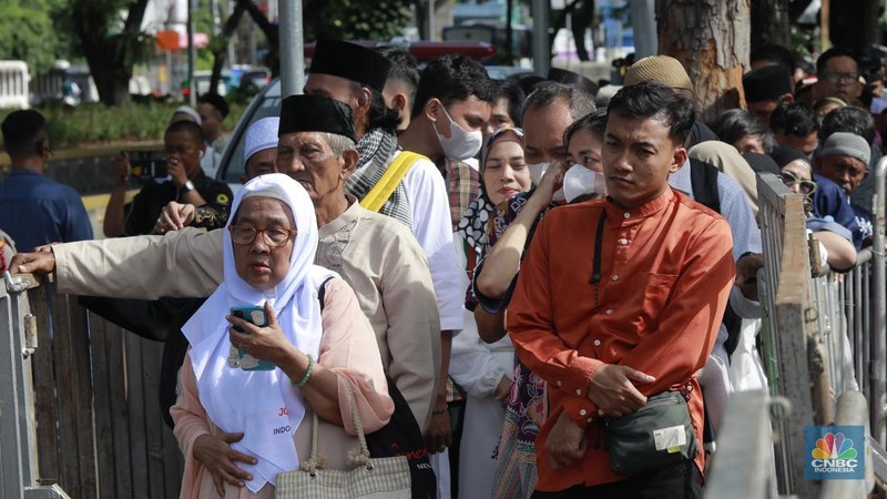 Warga antre untuk masuk Istana Negara di acara open house Lebaran 2025 Presiden Prabowo Subianto, Jakarta, Senin, (31/3/2025). (CNBC Indonesia/Muhammad Sabki)