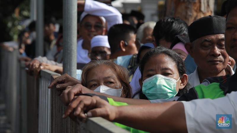 Warga antre untuk masuk Istana Negara di acara open house Lebaran 2025 Presiden Prabowo Subianto, Jakarta, Senin, (31/3/2025). (CNBC Indonesia/Muhammad Sabki)