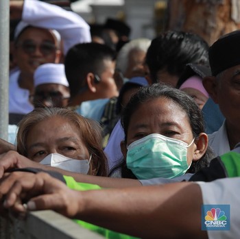 Antrean Panjang Warga di Depan Istana Demi Lebaran dengan Prabowo