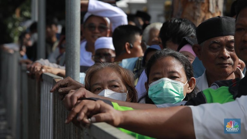Warga antre untuk masuk Istana Negara di acara open house Lebaran 2025 Presiden Prabowo Subianto, Jakarta, Senin, (31/3/2025). (CNBC Indonesia/Muhammad Sabki)