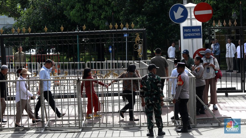 Warga antre untuk masuk Istana Negara di acara open house Lebaran 2025 Presiden Prabowo Subianto, Jakarta, Senin, (31/3/2025). (CNBC Indonesia/Muhammad Sabki)
