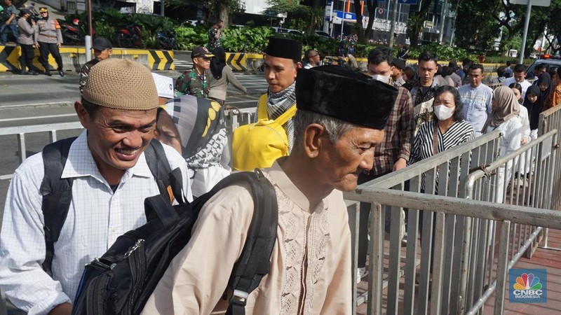 Warga antre untuk masuk Istana Negara di acara open house Lebaran 2025 Presiden Prabowo Subianto, Jakarta, Senin, (31/3/2025). (CNBC Indonesia/Muhammad Sabki)